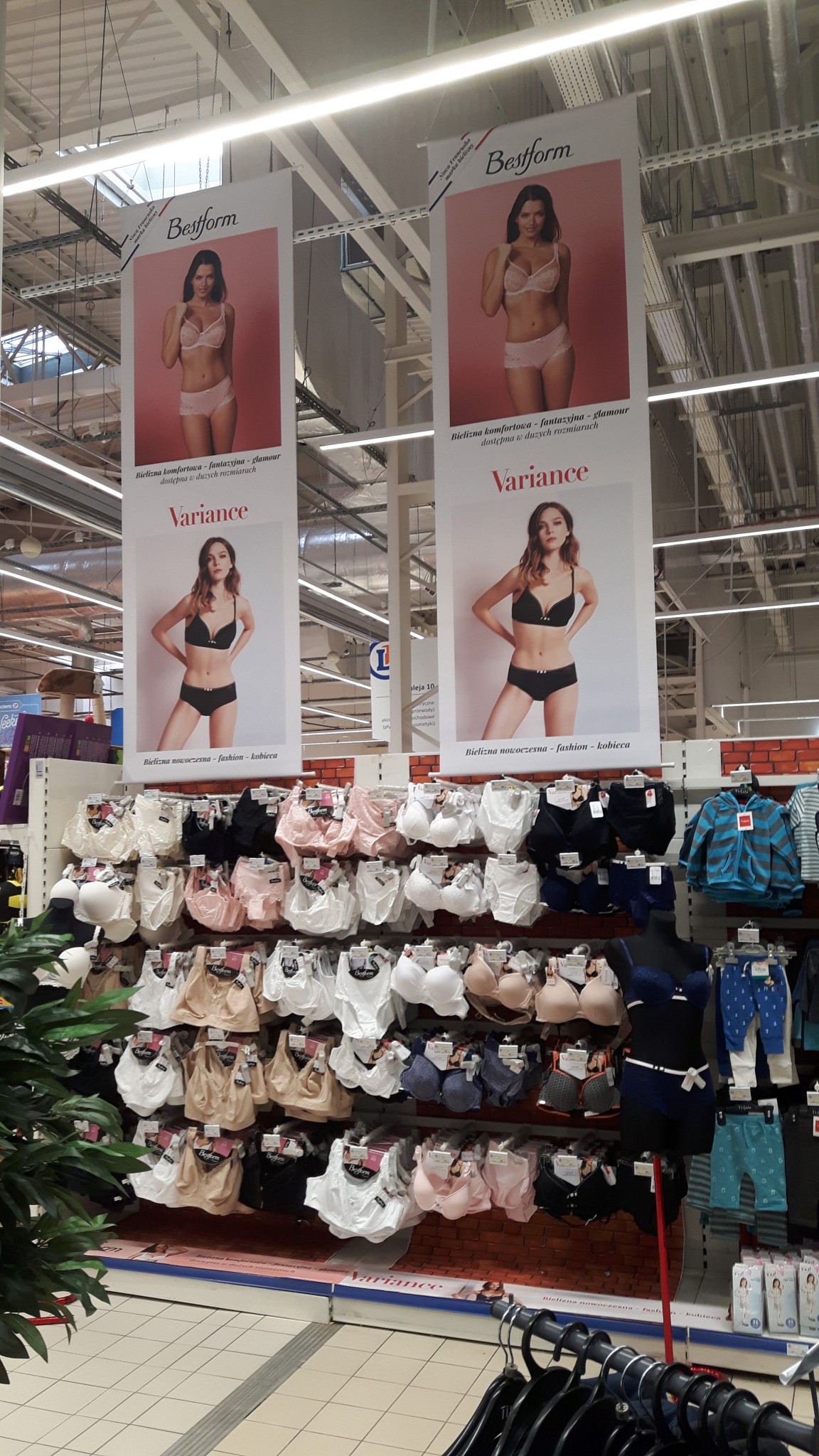montaż banerów listwowanych supermarket